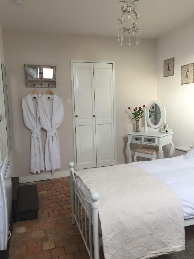 Bed and Breakfast No 3 Route De Lingramiere La Ferte-Mace Экстерьер фото